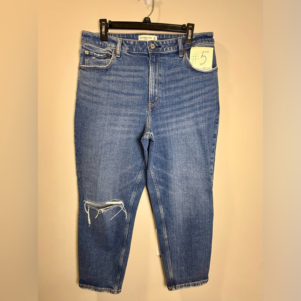 LIKE NEW Abercrombie & Fitch High Rise Mom Curve Love Jeans - Size 32 Short